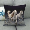 Detailansicht des Kissenbezugs aus Leinen mit weißen Pferden auf grauem Sofa - 45x45 cm / Drei Weiße Pferde Seicht(38)