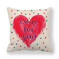Primer plano de funda de lino con corazón rojo y texto Crazy For You grabado - Patrón Corazón con Lunares Rojos (7) / 45x45cm