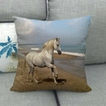 Quadratischer Leinen-Kissenbezug mit realistischem weißem Pferdeprint am Strand - 45x45 cm / Weißes Pferd Strand Rennen(40)