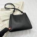 Minimalistische zwarte tote bag van mat leer met een uniek geknoopt detail op de schouderband - Zwart