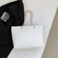 Weiße gesteppte Leder-Tote-Bag mit goldener Kette und geräumigem Innendesign - Weiß