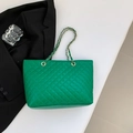 Leuchtend grüne Stepptasche mit Rautenmuster und Kettenriemen für modischen Look - Grün