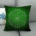 Détail d'une housse de coussin en lin vert foncé avec motif géométrique mandala blanc - Housse Uniquement / Mandala Vert Foncé (5)