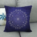 Détail d'une housse de coussin carrée en lin bleu marine avec motif mandala blanc - Housse Uniquement / Mandala Bleu Foncé (6)
