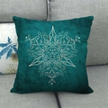 Détail de la housse de coussin en lin sarcelle avec motifs géométriques mandala blancs - Housse Uniquement / Mandala Bleu Sarcelle (7)