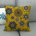 Détail de la housse de coussin jaune en lin avec motifs mandalas sur un canapé gris - Housse Uniquement / Motif Mandala Jaune Vif (19)