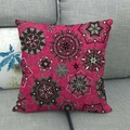 Détail d'un coussin en lin rose avec motif mandala géométrique sur un canapé gris - Housse Uniquement / Mandala Rose (21)