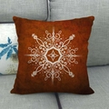 Cojín cuadrado de lino naranja con diseño geométrico de mandala blanco en sofá gris - Solo Funda / Mandala Rojo Naranja (1)