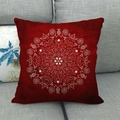 Cojín cuadrado de lino rojo con patrón de mandala blanco sobre un sofá gris - Solo Funda / Mandala Rojo Oscuro (4)