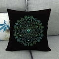 Housse de coussin en lin avec motif mandala vert sur fond noir, posée sur canapé - Housse Uniquement / Mandala Vert Noir (9)