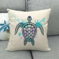 Leinen-Kissenbezug mit künstlerischem Schildkröten-Print auf grauem Sofa - Aquarell Geometrische Schildkröte (1)