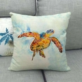 Leinen-Kissenbezug mit buntem Meeresschildkröten-Print im Aquarell-Stil auf grauem Sofa - Warme Töne Aquarell Schildkröte (3)