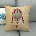 Linnen kussenhoes met vintage luchtballon print op een grijze stoffen bank - 45x45 cm / Blauw-Geel Ballon Met Stoel Stijl