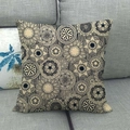 Housse de coussin en lin avec motif mandala noir sur un canapé gris - Housse Uniquement / Mandala Noir Beige (15)