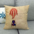 Vintage linnen kussensloop met luchtballon en blauwe fauteuil op grijze bank - 45x45 cm / Gestreepte Ballon Met Gouden Fauteuil Stijl