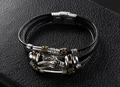 Primer plano de dije de cabeza de dragón en pulsera de cuero trenzado multicapa con cierre - Negro