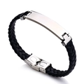 Nahaufnahme von geflochtenem Lederarmband mit poliertem Edelstahl-ID-Tag und Klappverschluss - Schwarz
