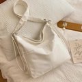 Bolso tote beige minimalista con correa ancha y bolsillos frontales de mujer - Blanco Roto