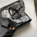 Minimalistische schwarze Tragetasche aus Leder mit verstellbaren goldenen Schnallenriemen - Schwarz