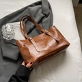 Braune Vintage-Einkaufstasche aus Leder mit Metallschnallen und Seitentaschen - Braun