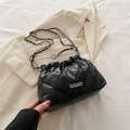 Sac à bandoulière matelassé noir tendance avec chaîne argentée et logo JINGPIN - Noir