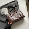 Dunkelbraune Retro-Tote-Bag aus Kunstleder in Öl-Wachs-Optik mit Metallschnallen - Kaffeebraun