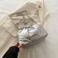 Sac nuage matelassé argenté avec finition métallique et bandoulière en chaîne - Argenté