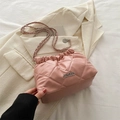 Sac bandoulière rose matelassé avec chaîne argentée et logo sur blazer blanc - Rose