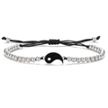 Dettaglio del bracciale intrecciato Tai Chi Yin Yang con perle d'argento e cordino nero - Nero Argento