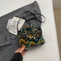 Bolso tipo cubo chic con punto de patrón de ondas de colores y cordones de cuero negro - Negro Con Colgante