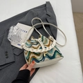 Bolso saco minimalista con patrón de ondas azules y amarillas y correa de cuero - Blanco Crema con Colgante