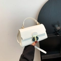 Bolso bandolera de cuero blanco minimalista con hebilla giratoria dorada y diseño cuadrado - Blanco
