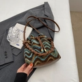 Bolso saco de punto chic con estampado zigzag y base de cuero marrón sobre cama - Marrón con Colgante