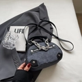 Borsa a mezzaluna blu-grigio testurizzata con catena argento e manico in pelle - Nero