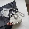 Borsa a tracolla minimalista in pelle PU bianca con catena d'argento e dettagli biker - Bianco Sporco