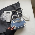 Mini borsa in denim blu con finiture in pelle bianca e catena in metallo argentato - Blu
