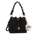Matte schwarze Beuteltasche mit geflochtenem Griff, Umhängegurt und Plüsch-Charm auf Weiß - Tasche / Schwarz