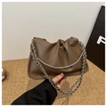 Detail der weichen braunen PU-Leder-Beuteltasche mit Kordelzug und doppelten Kettenriemen - Braun
