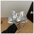 Details der silbernen Falten-Baguette-Tasche mit doppelten Ketten-Schultergurten - Silber