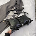 Bolso de hombro retro de cuero negro con textura brillante y anillos de plata - Negro