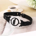 Schwarzes Lederarmband im Retro-Punk-Stil mit einem Federanhänger aus Metall für Damen - Schwarz