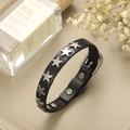Punk zwart lederen armband met zilveren sterren en gespsluiting op decoratieve basis - Zwart