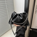 Bolso baguette negro plisado de moda con correas de doble cadena plateada - Negro