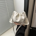 Elegante bolso de hombro blanco triangular plisado con cadena en ecocuero - Blanco