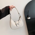Borsa a mezzaluna beige minimalista con fiocco argento e tracolla a catena - Bianco Sporco