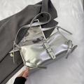 Bolso de hombro en cuero plisado plata metalizada con hebillas y correa ajustable - Plateado