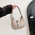 Borsa hobo a mezzaluna beige con fiocco in metallo argento e finitura in ecopelle liscia - Cachi