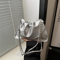 Bolso de cubo plateado metalizado con correa de cadena y diseño plisado de tendencia - Plateado