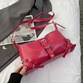Bolso magenta de piel arrugada brillante con correas de hebillas plateadas retro - Rosa Rojo