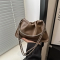 Bolso saco plisado marrón con cadena plateada y textura de cuero granulado - Marrón